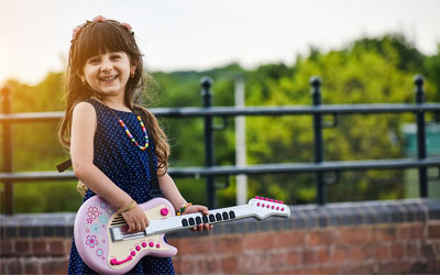 girl-play-guitar